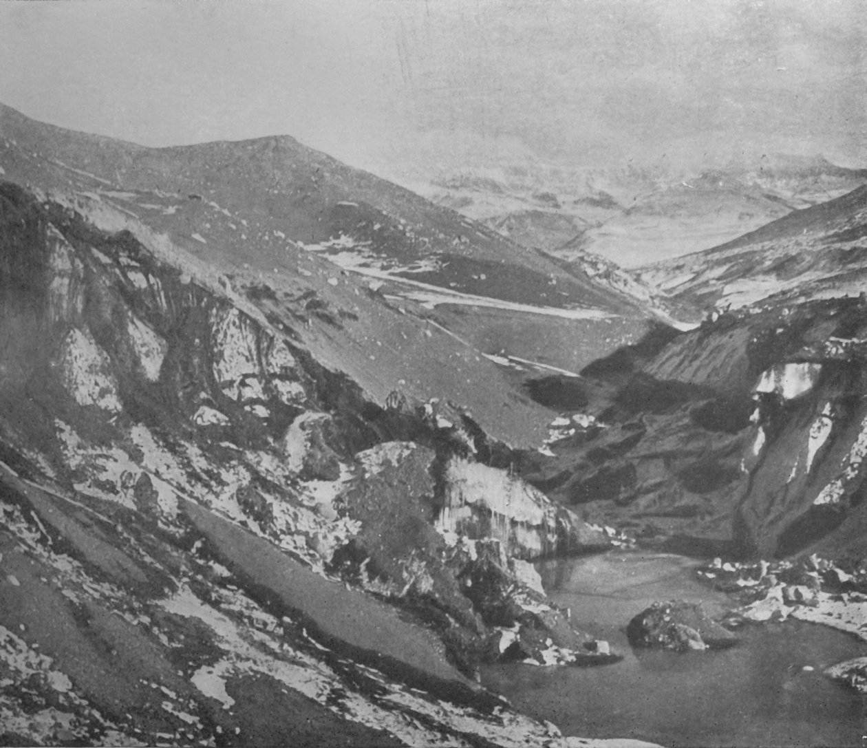 Eine steile Schlucht, die der Alph River durch den Koettlitz-Gletscher geschnitten hat, ca. 1911, 1913 von Frank Debenham