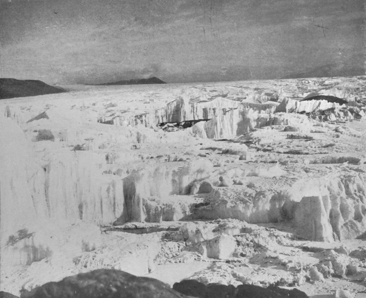 Der Koettlitz-Gletscher, nördlich der Heald-Insel, zeigt Eispyramiden, um 1911, 1913 von Frank Debenham
