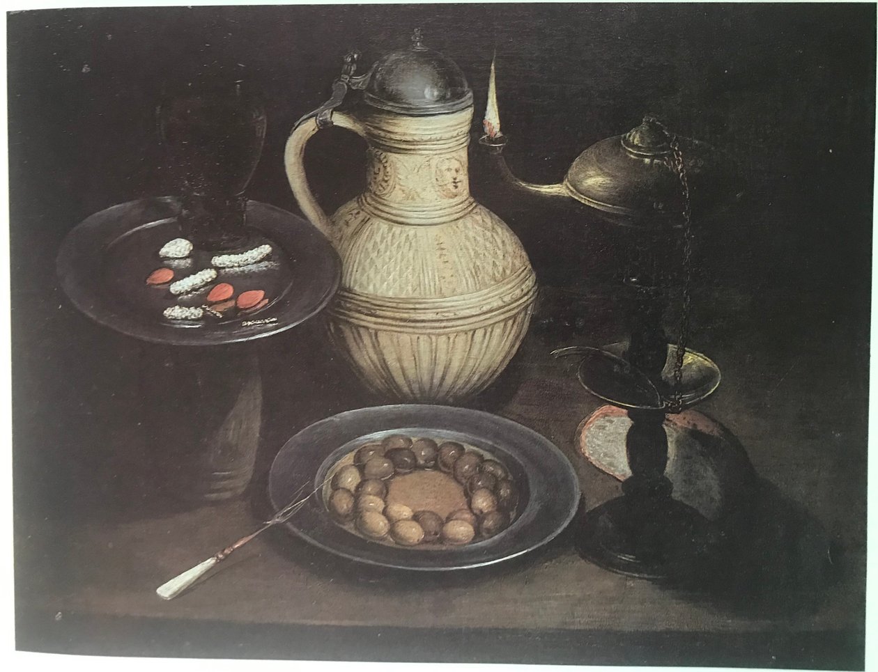 Stillleben mit bärtigem Mann, Krug, Lampe, Oliven und Süßigkeiten von Frans Badens