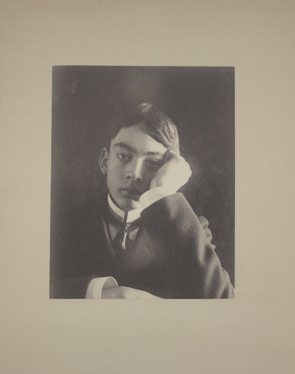 Junge im Anzug mit Hand am Gesicht, ca. 1896 von Frederick Holland Day