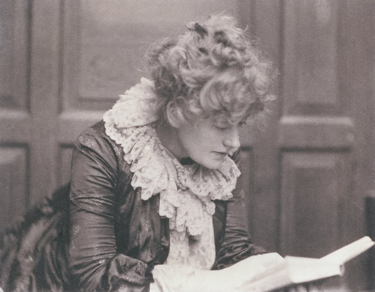 Porträtfoto von Ellen Terry (1847-1928) beim Lesen, von Frederick Hollyer (1837-1933) von Frederick Hollyer