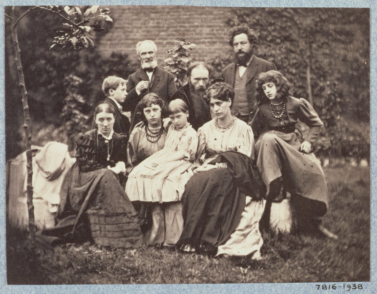 William Morris (1834-96) Sir Edward Burne-Jones (1833-98) und ihre Familien, 1874 (Sepia-Foto) von Frederick Hollyer