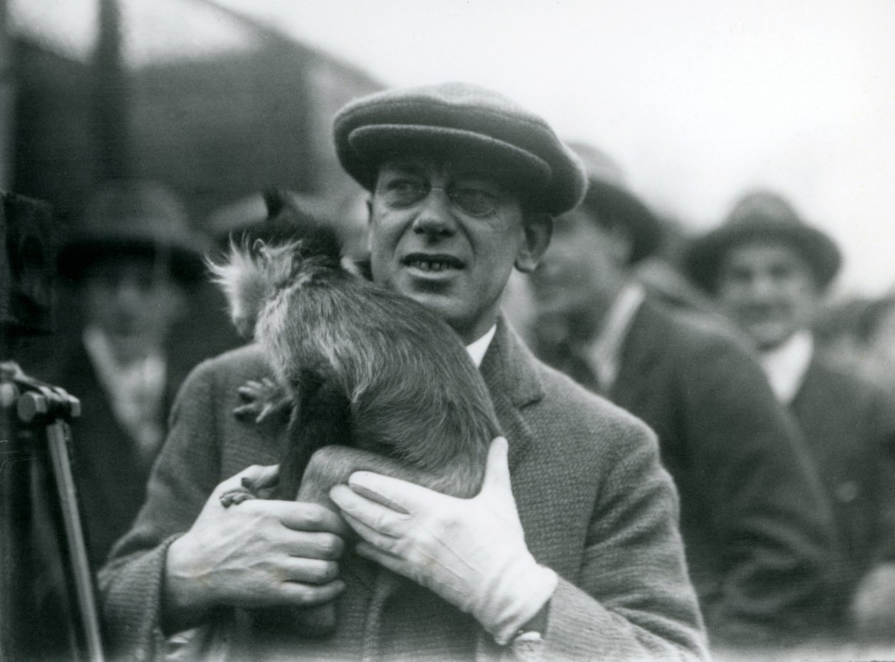 Ein Schwarzhauben-Mangabe, möglicherweise Freckles, mit seinem Betreuer, nimmt an einer Außenübertragung aus dem London Zoo teil, 1925 von Frederick William Bond