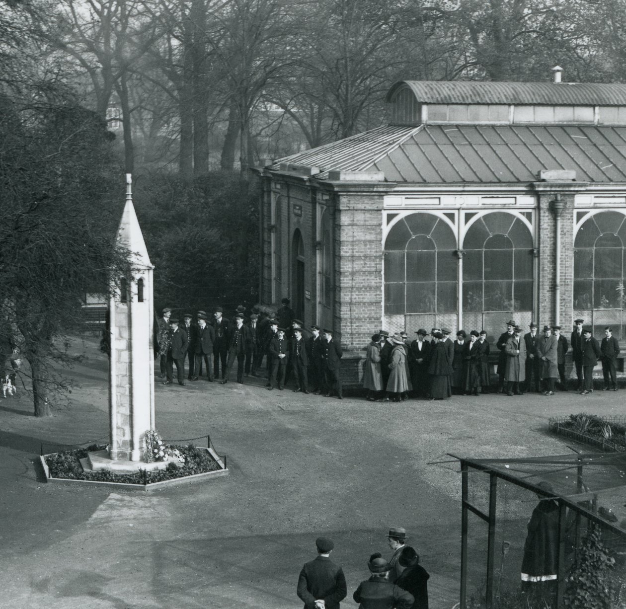 Waffenstillstandstag am Kriegerdenkmal, London Zoo, 11. November 1923 von Frederick William Bond