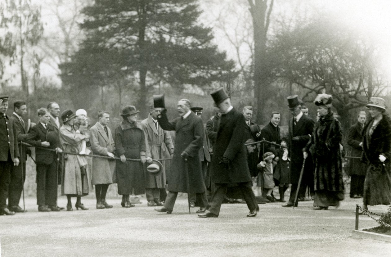 König Georg V., der seinen Hut vor der Menge hebt, während eines Besuchs im Londoner Zoo zur offiziellen Eröffnung des Aquariums, April 1924 von Frederick William Bond