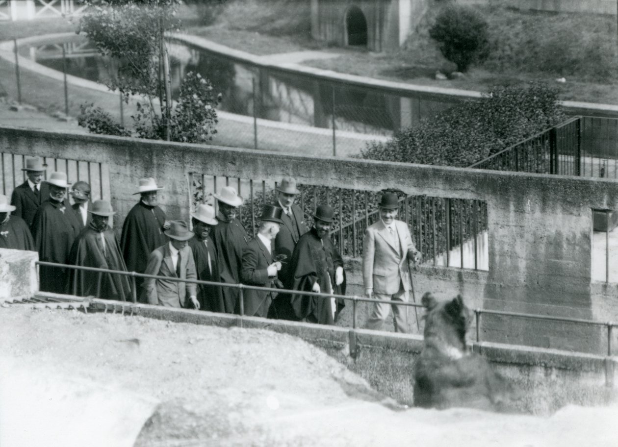 Sir Peter Chalmers Mitchell mit dem äthiopischen Regenten Haile Selassie und seinem Gefolge, betrachtet einen Braunbären auf den Mappin Terrassen, Londoner Zoo, 1924 von Frederick William Bond