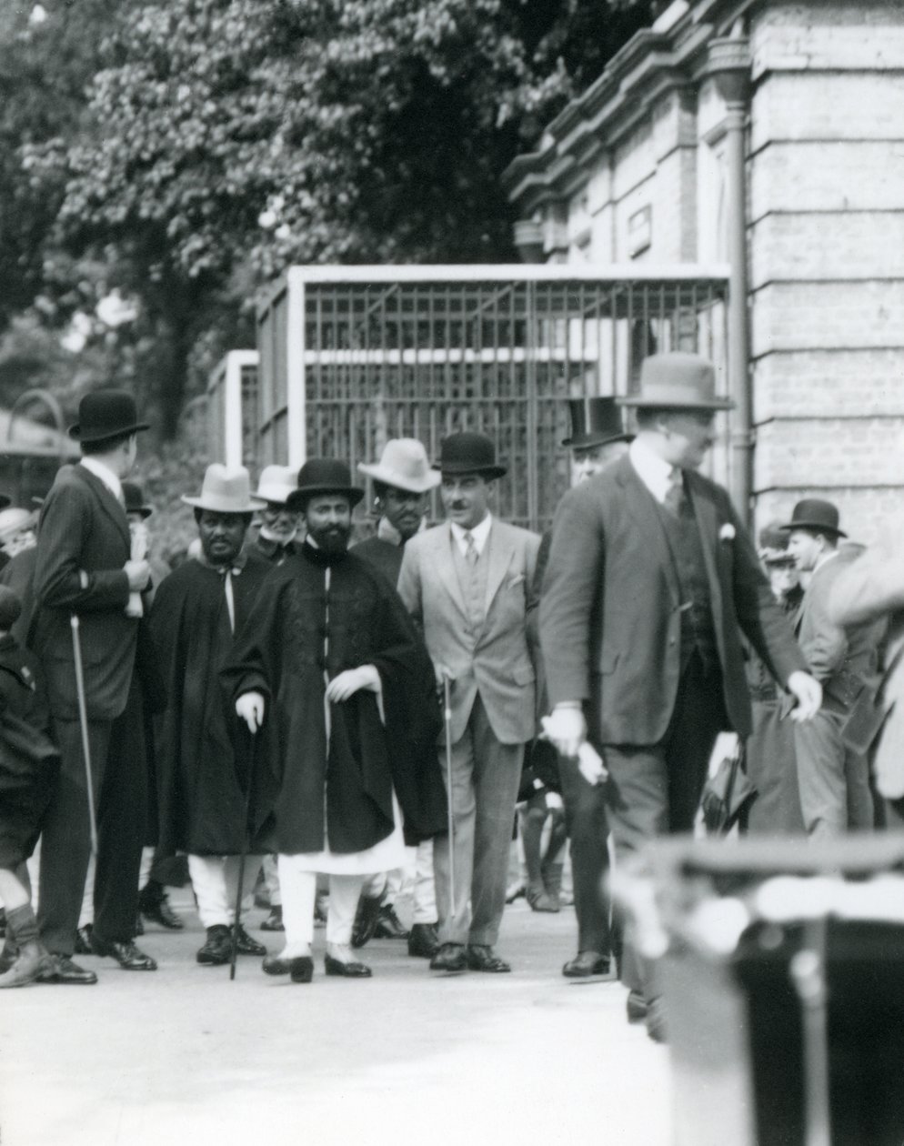 Sir Peter Chalmers Mitchell mit dem äthiopischen Regenten Haile Selassie und seinem Gefolge, Londoner Zoo, 1924 von Frederick William Bond