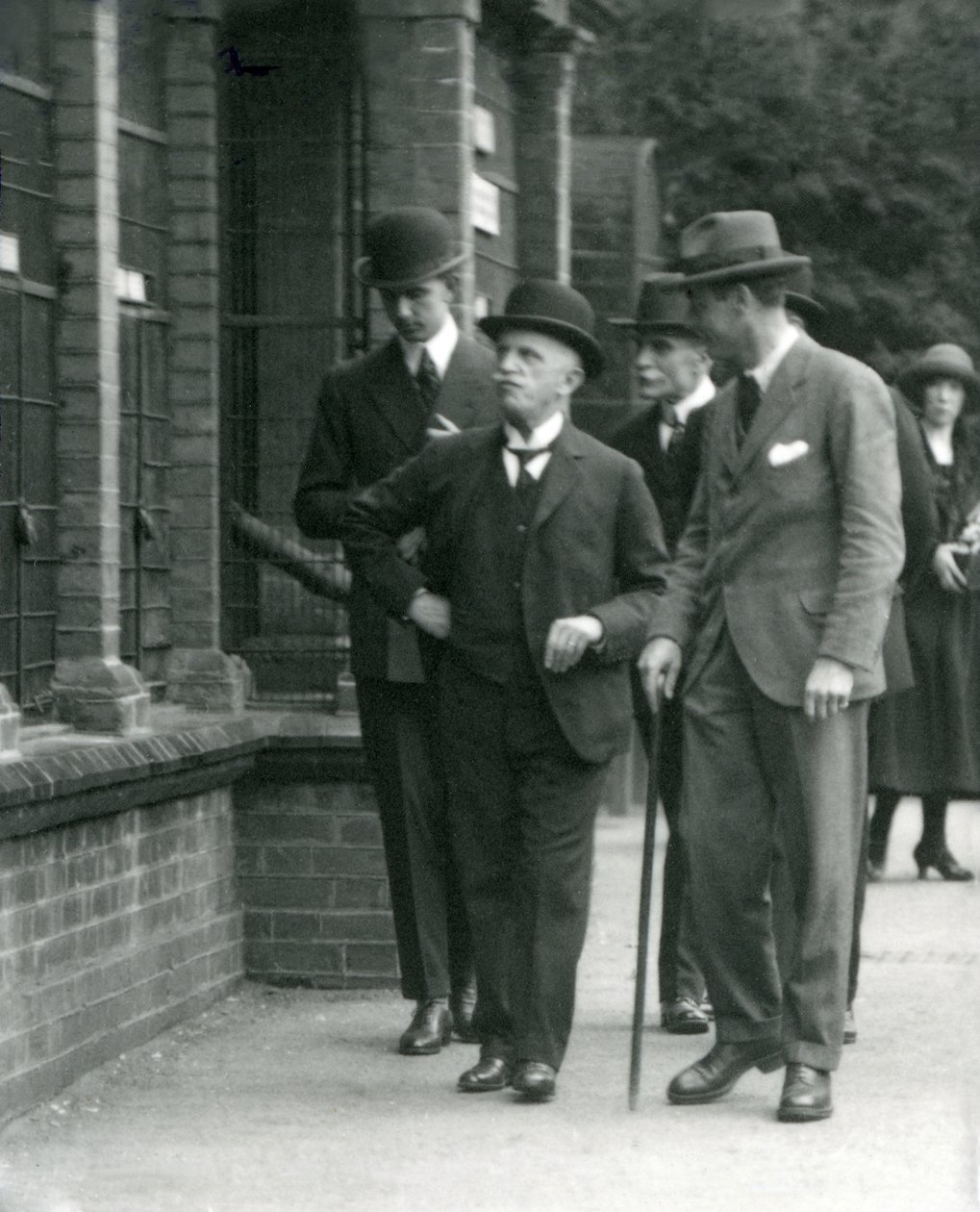Der König von Italien, Viktor Emanuel III., besucht den Londoner Zoo, 1924 von Frederick William Bond