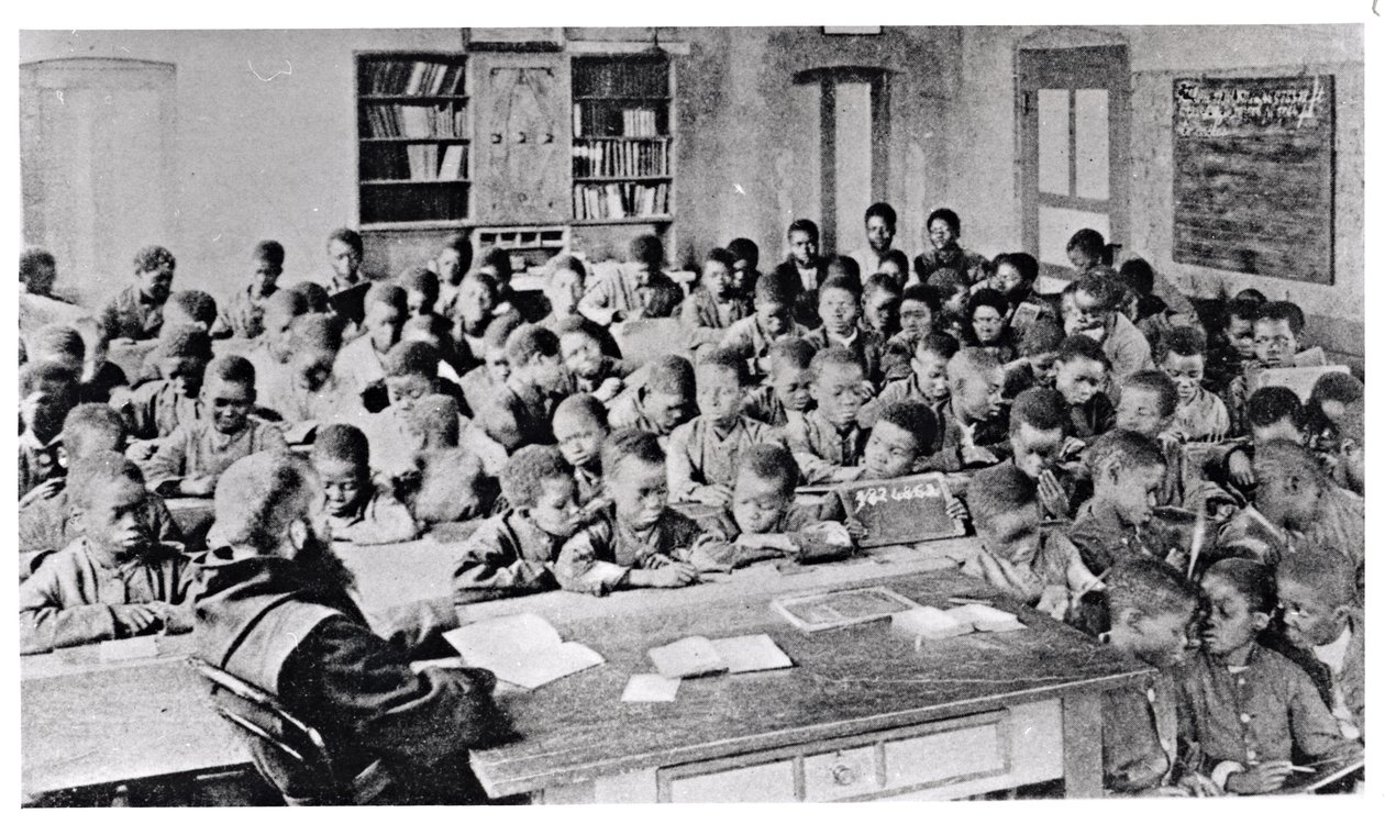 Ein Mönch unterrichtet eine Klasse in Französisch sprechendem Afrika, vor 1914 von French Photographer