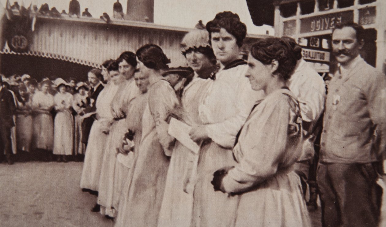 Eine kaiserliche Ehre für französische Arbeiter: General Gilinski dekoriert Frauen, aus The Illustrated War News, 12. Juli 1916 von French Photographer