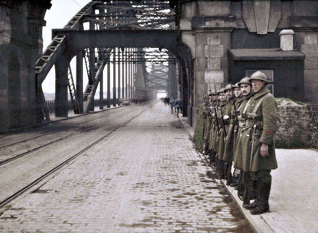 Belgische Soldaten bewachen eine Brücke während der Besetzung der entmilitarisierten Zone im Rheinland durch belgische und französische Truppen, Deutschland, 1921 von French Photographer