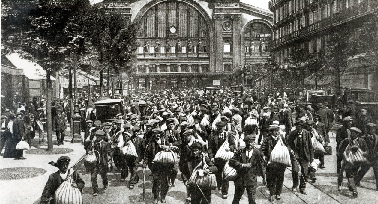 Belgier und Flüchtlinge aus den besetzten Gebieten kommen 1914 in Paris am Gare du Nord an von French Photographer