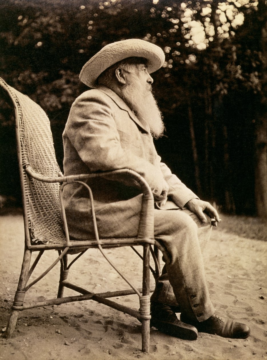 Claude Monet (1840-1926) im Garten von Giverny, 1915 von French Photographer
