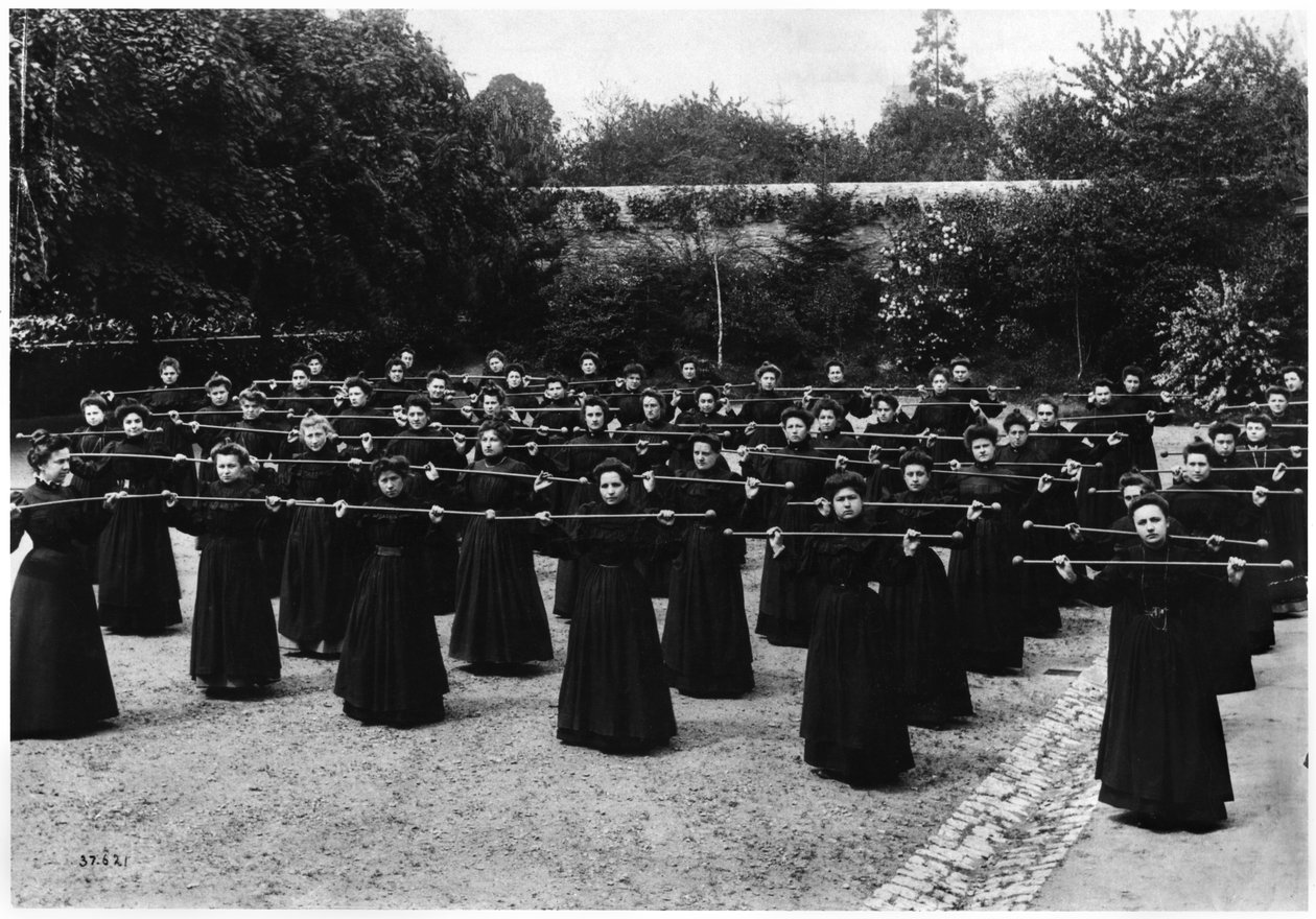 Gymnastik an der Ecole Normale des Instituteurs von Mayenne, um 1900 von French Photographer