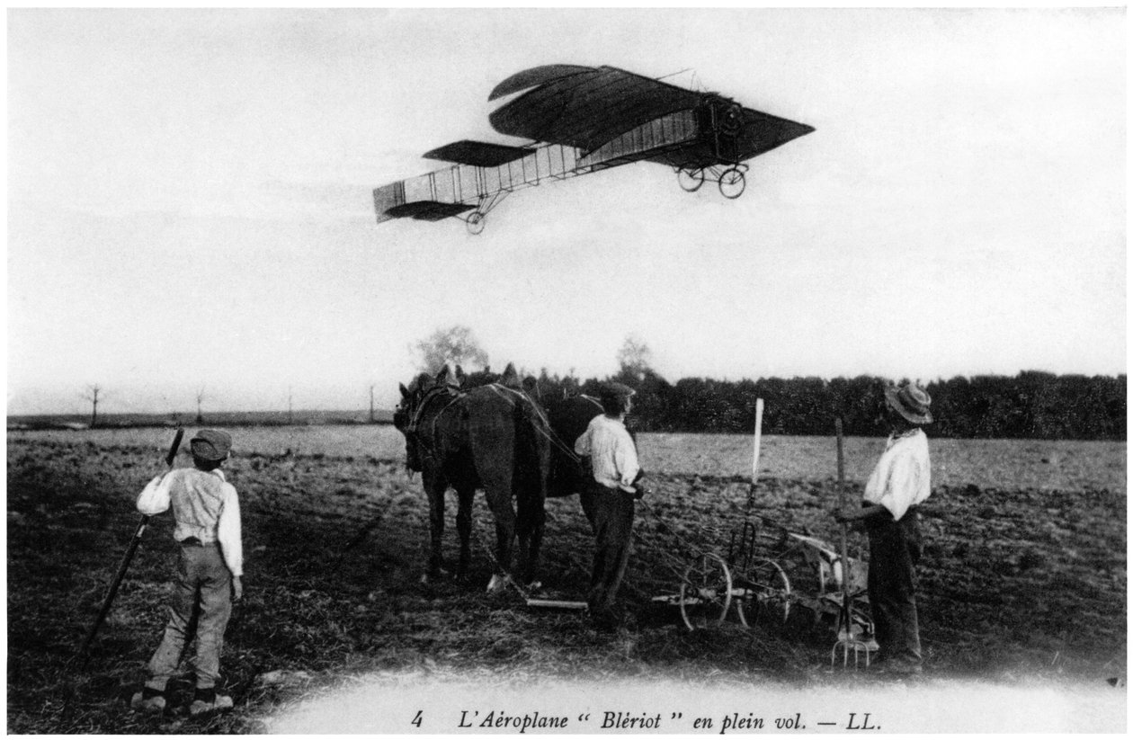 Louis Blériot (1872-1936) fliegt in seinem Flugzeug, um 1909 von French Photographer