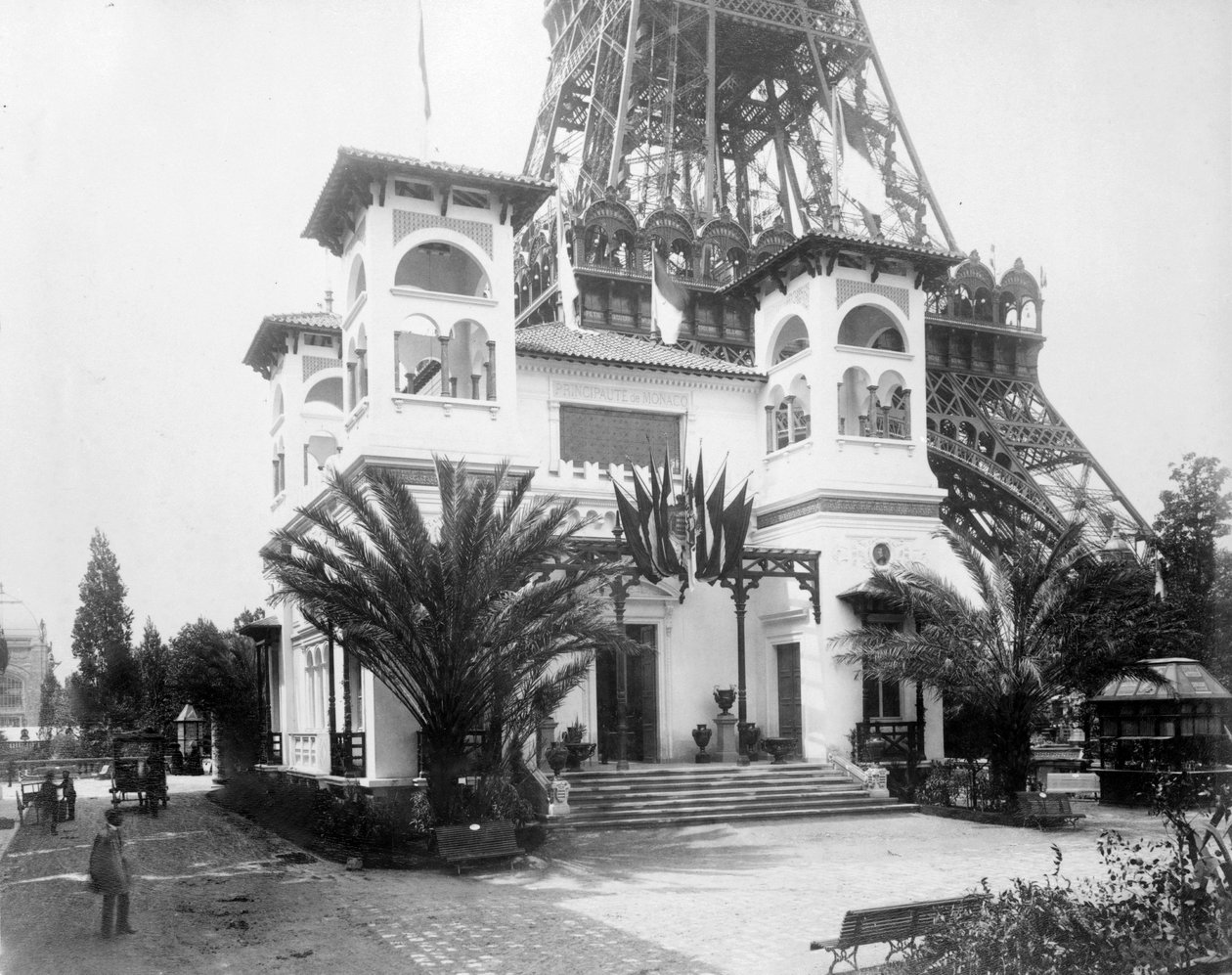 Pavillon von Monaco, mit der Basis des Eiffelturms im Hintergrund, Pariser Ausstellung, 1889 von French Photographer