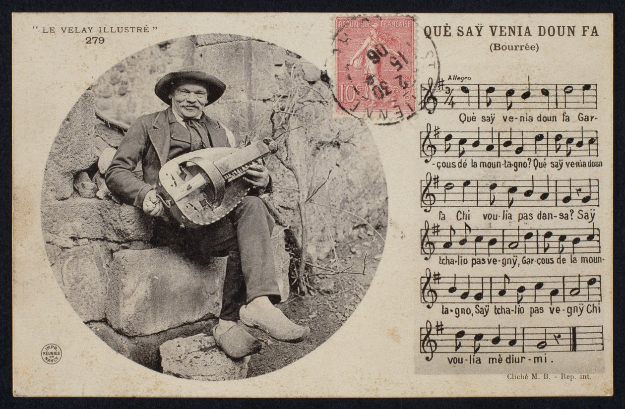 Postkarte, die einen Drehleierspieler und das Notenblatt einer Bourrée, um 1900 darstellt von French Photographer