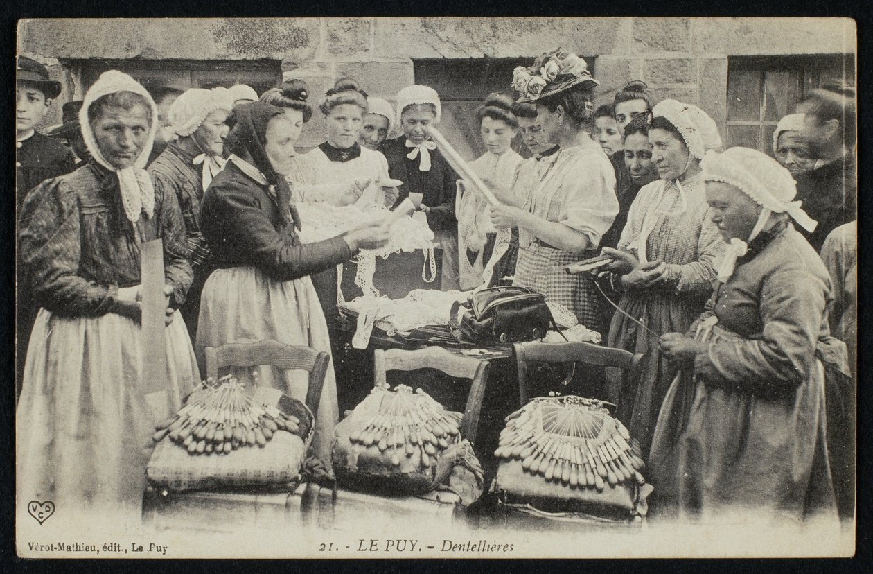 Postkarte, die Spitzenmacherinnen von Le Puy, um 1900 darstellt von French Photographer