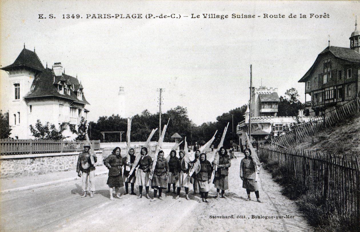 Postkarte mit Garnelenfischern im Village Suisse, Paris-Plage, ca. 1910 von French Photographer