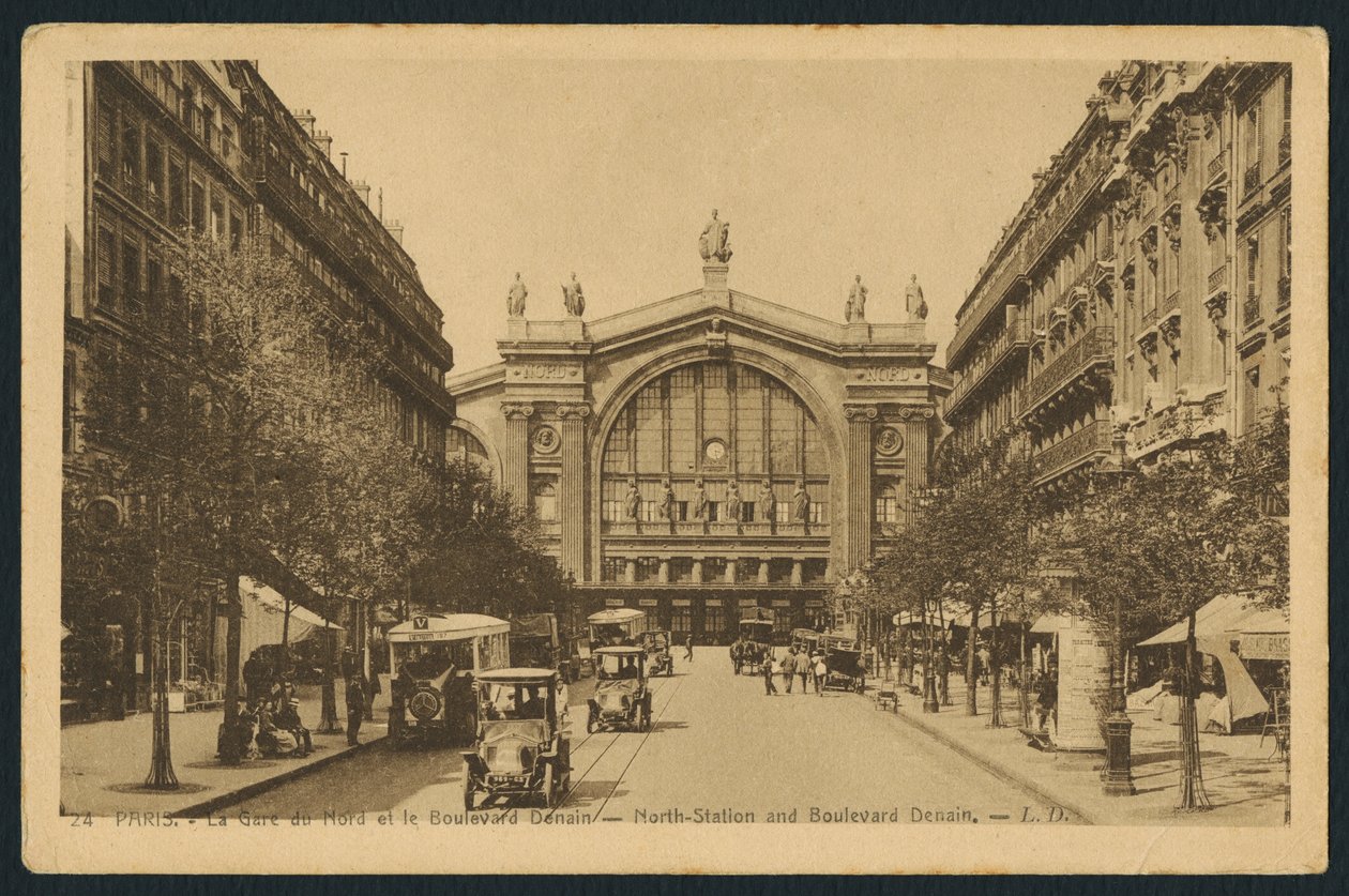 Postkarte, die den Gare du Nord und den Boulevard Denain in Paris, um 1920 darstellt von French Photographer