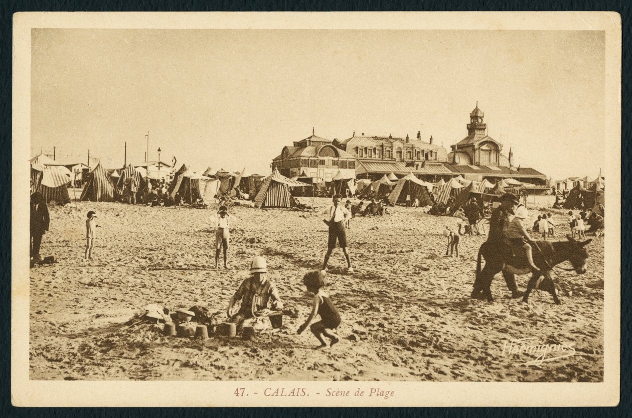 Postkarte, die den Strand und das Casino in Calais, Frankreich, um 1920 darstellt von French Photographer