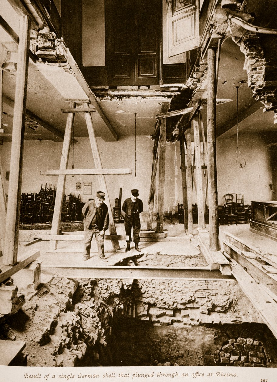 Ergebnis einer einzelnen deutschen Granate, die durch ein Büro in Reims stürzte von French Photographer