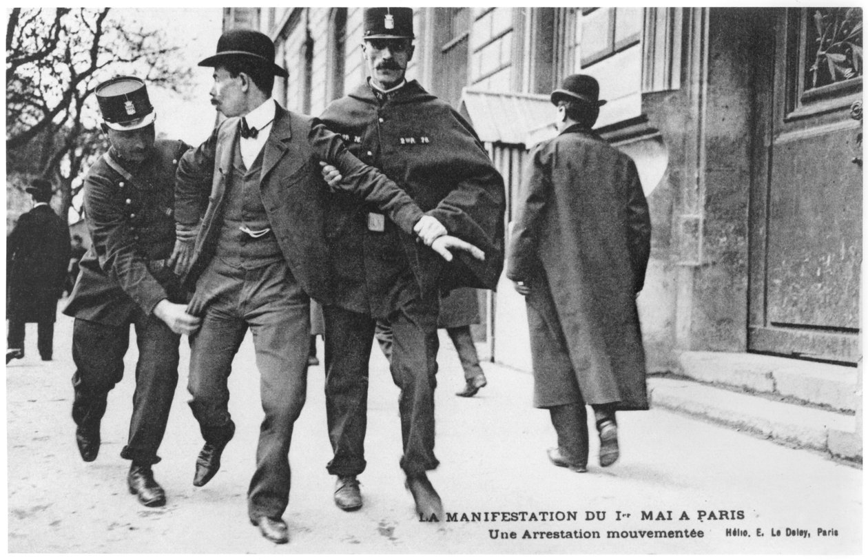 Die Demonstration zum 1. Mai in Paris, eine geschäftige Verhaftung, Postkarte von E.Le Deley von French Photographer