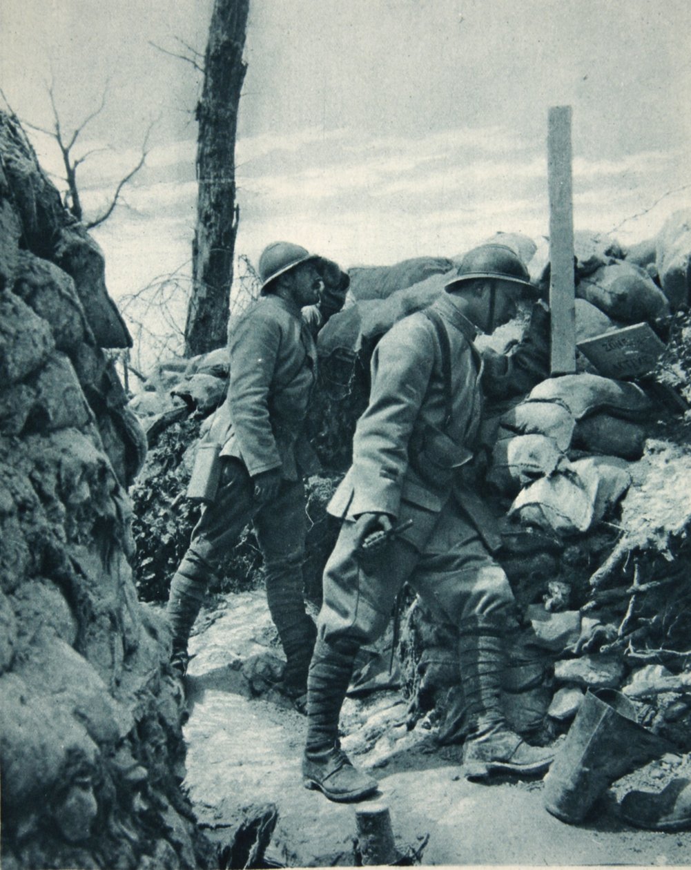 Die französische Front: Beobachtung des feindlichen Grabens durch ein Periskop vor einem Wurf, Illustration aus The Illustrated War News, Januar 1917 von French Photographer