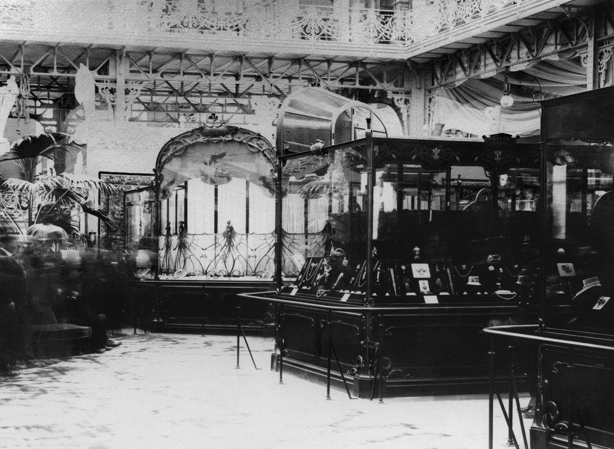 Die Galerie von Samuel Bing mit Werken von Rene Lalique (1860-1945) während der Weltausstellung, Paris, 1900 von French Photographer