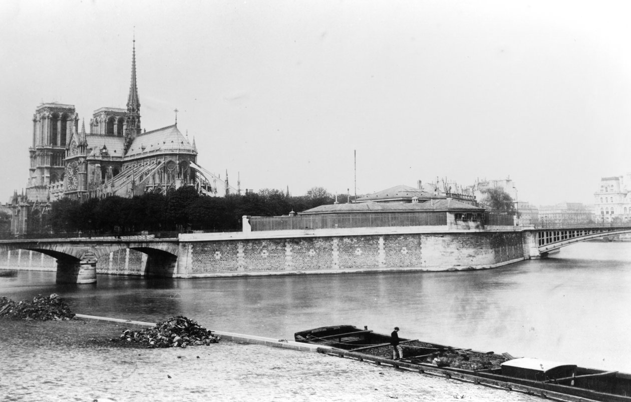 Ansicht der Kathedrale Notre-Dame in Paris, Quai de la Tournelle und der Fluss Seine, ca. 1900 von French Photographer