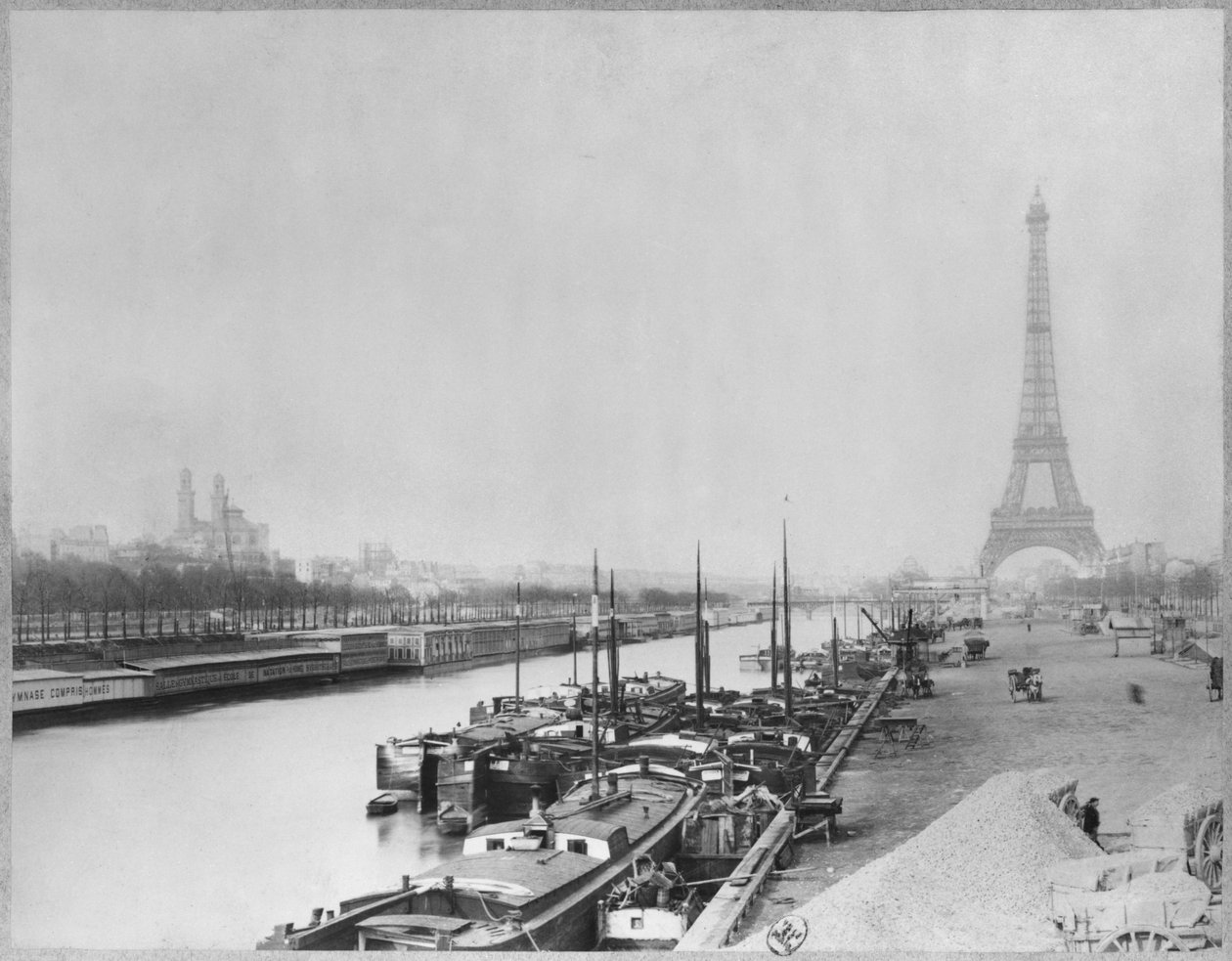 Ansicht der Ufer der Seine und des Eiffelturms, Paris von French Photographer