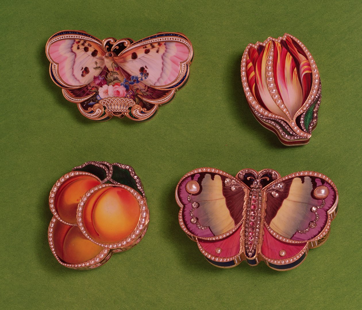 Vier emaillierte und juwelenbesetzte Schachteln, Schmetterling, Tulpe und pfirsichförmig, Mitte des 18. Jahrhunderts von French School