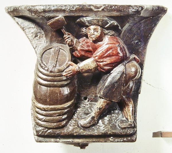 Misericord aus einem Chorgestühl, das einen Mann zeigt, der ein Fass hämmert, aus der Kirche Saint-Etienne des Tonneliers, Rouen von French School