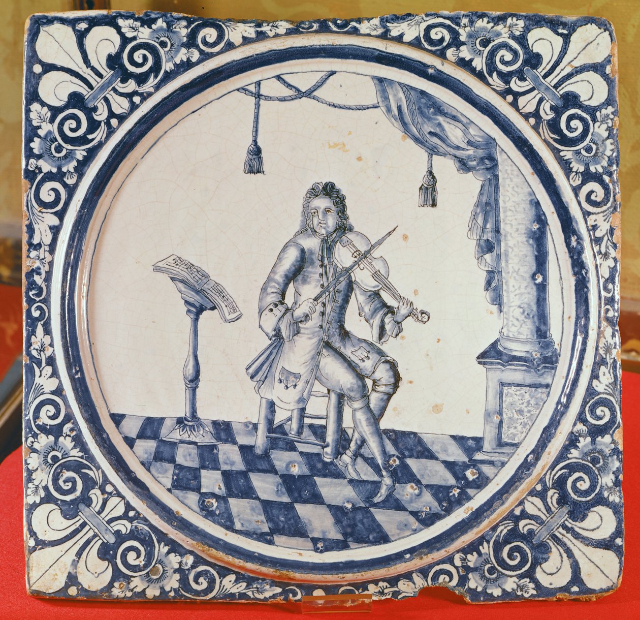 Fliese mit Darstellung eines Geigers, aus Rouen, 1706 von French School