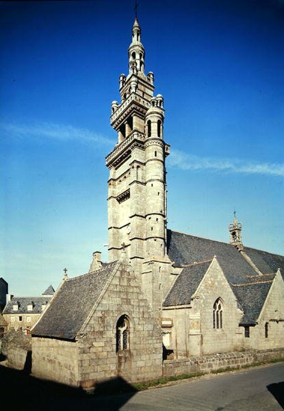 Ansicht des Glockenturms der Kirche Notre-Dame de Kroaz-Baz, erbaut um 1550 von French School