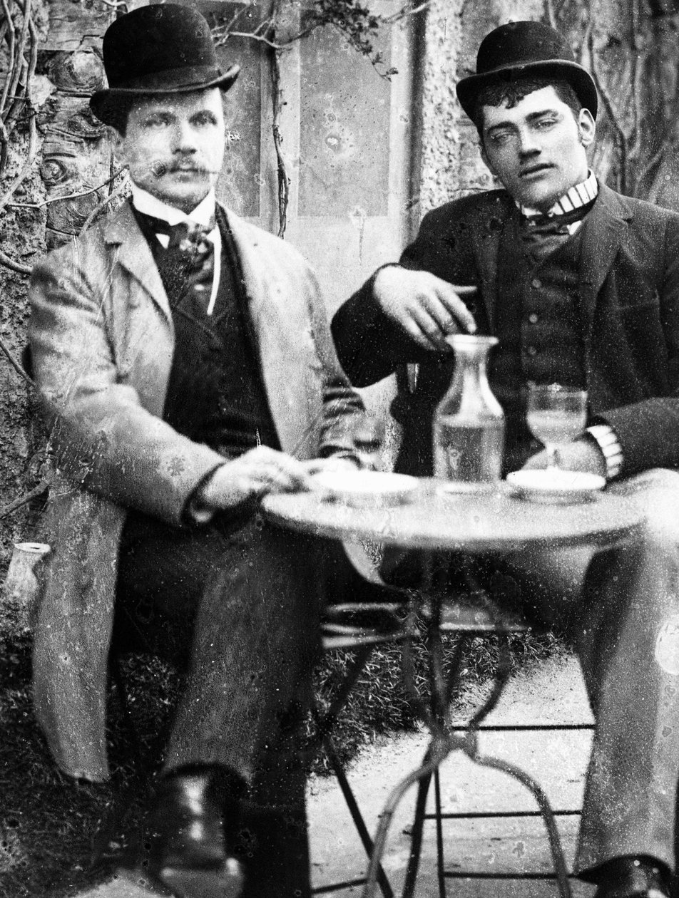 Ein Schlossherr (Ducos) und sein Kutscher sitzen auf der Terrasse eines Cafés und trinken Absinth von French Photographer