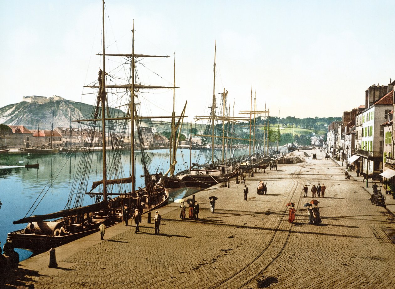 Boote im Hafen von Cherbourg mit der alten Festung im Hintergrund von French Photographer