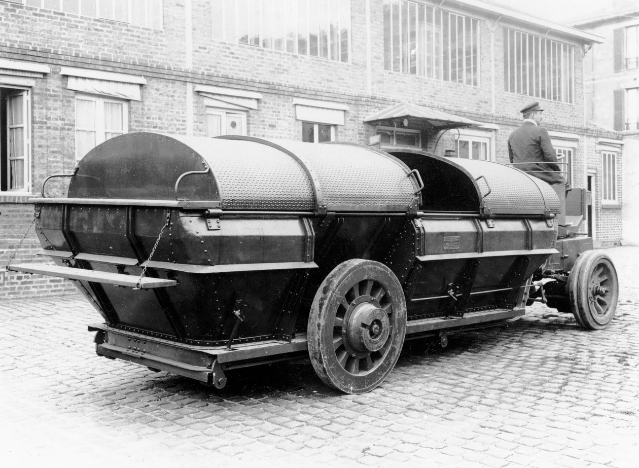 Geschlossener Autotransporter für den Transport von Haushaltsabfällen, 1912 von French Photographer