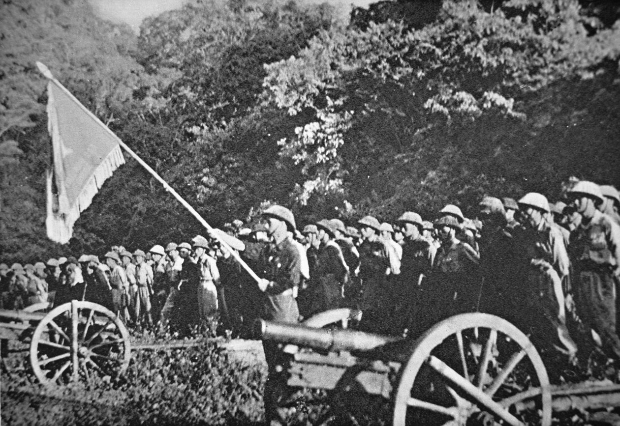 Kommunistische Viet Minh-Truppen auf Parade mit leichter Feldartillerie während der Belagerung von Dien Bien Phu, November 1953-Mai 1954 (Farblithografie) von French Photographer