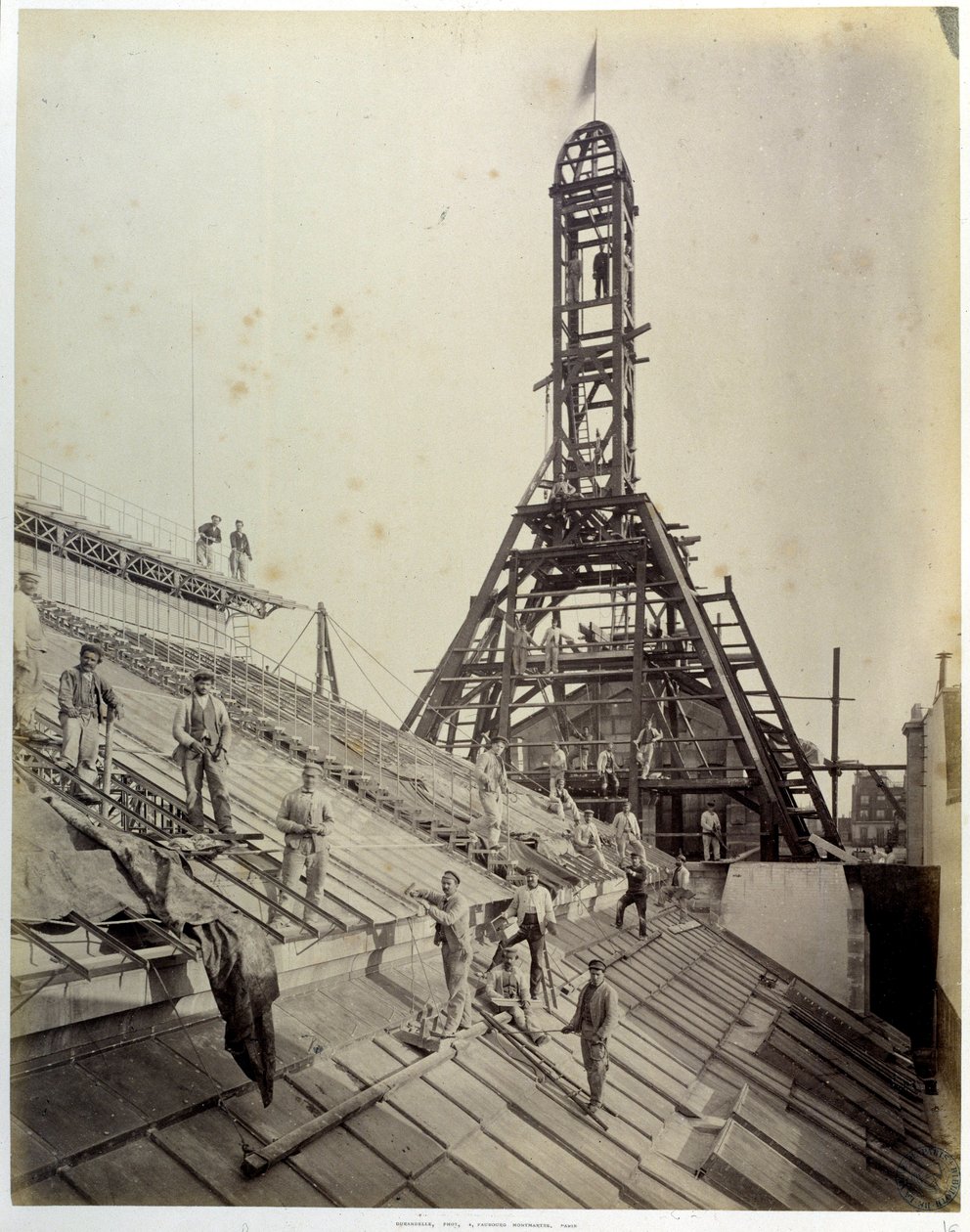 Bau des Pariser Nationalen Diskontkontors (oder CNEP): Arbeiter an Glas und Gerüsten (Mai 1881) von French Photographer