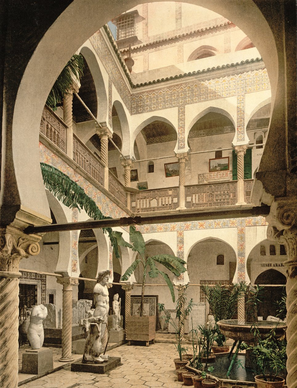 Eingangshalle, Museum der Antiken, Algier, veröffentlicht um 1900 von French Photographer