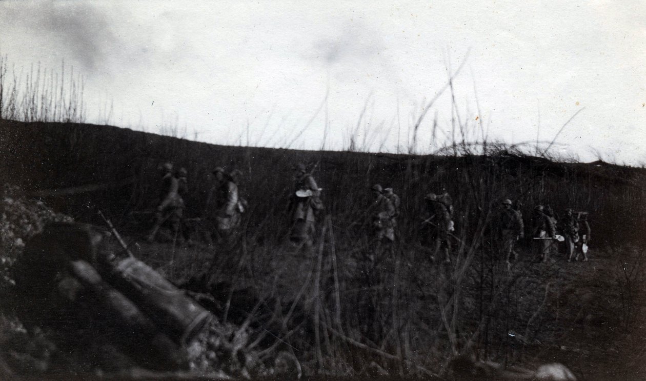 Erster Weltkrieg (1914-1918): eine Gruppe von Soldaten marschiert auf Rocour (Saint Quentin) (Aisne) von French Photographer