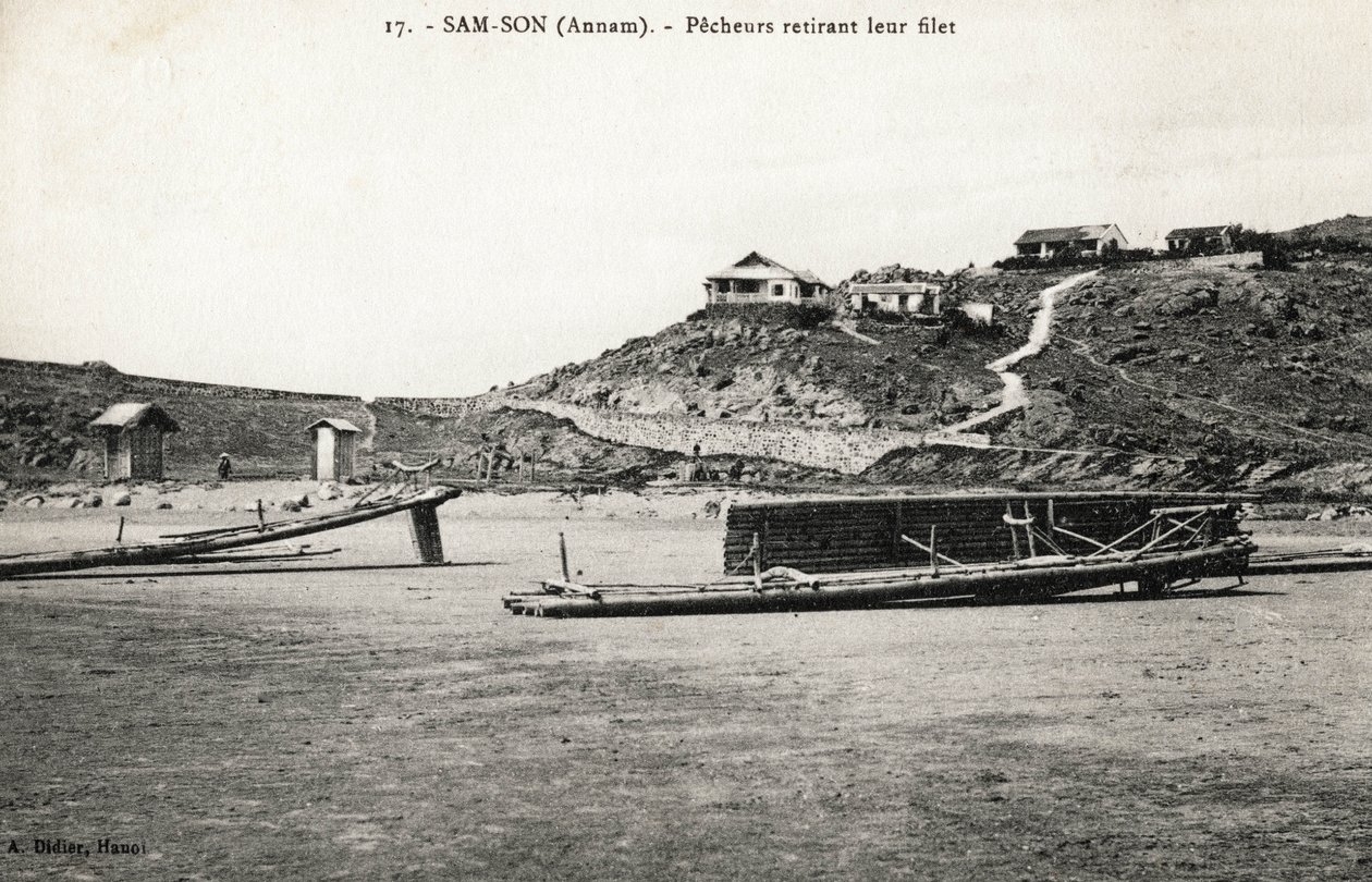 Fischer, die ihr Netz in der Nähe der Strände von Sam Son (Sam-Son), Annam, einholen. Postkarte aus Vietnam, Indochina. Fotografie um 1912-1914 von French Photographer