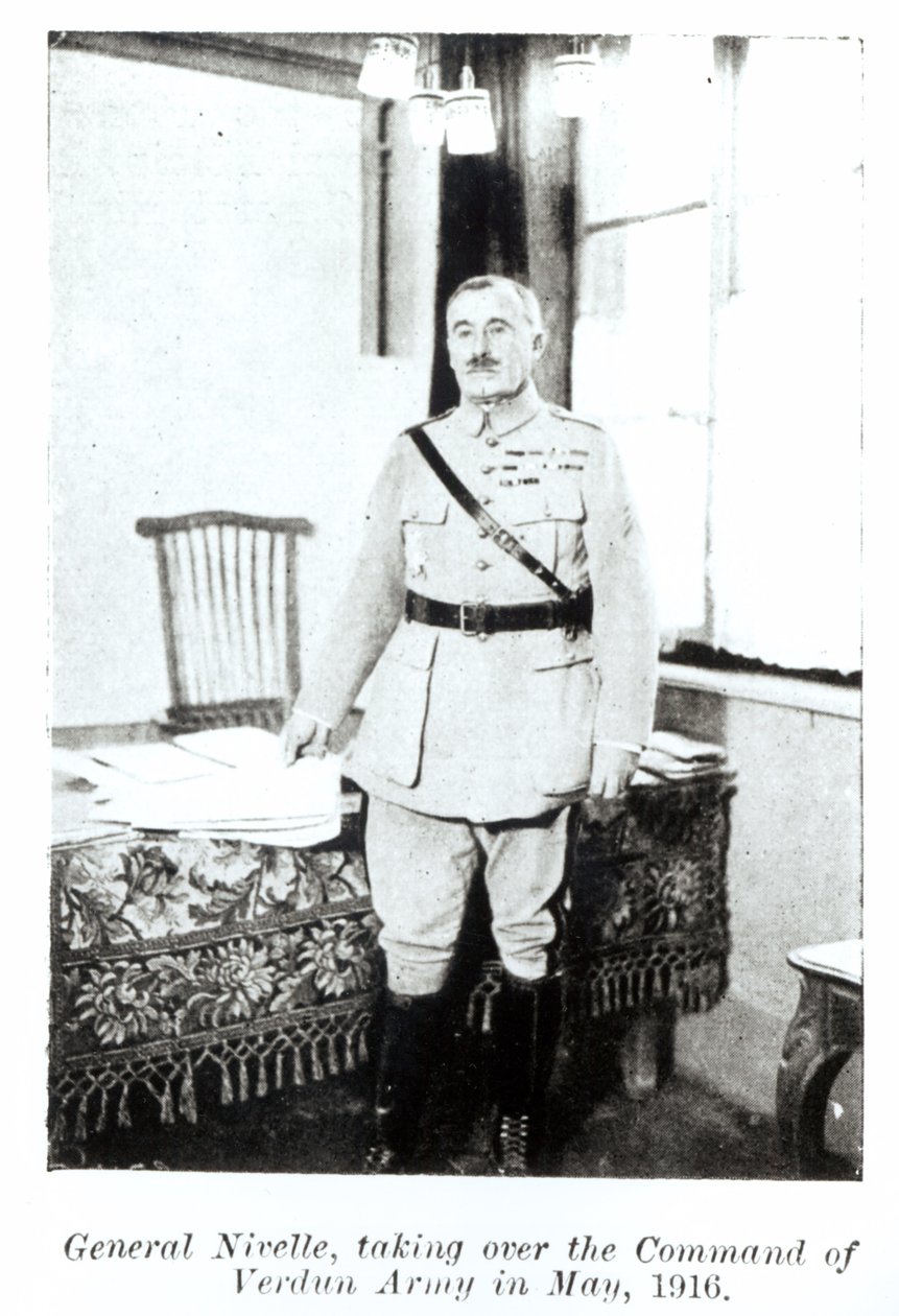 General Robert Nivelle (1856-1924) übernimmt das Kommando der Armee in Verdun, Mai 1916 von French Photographer