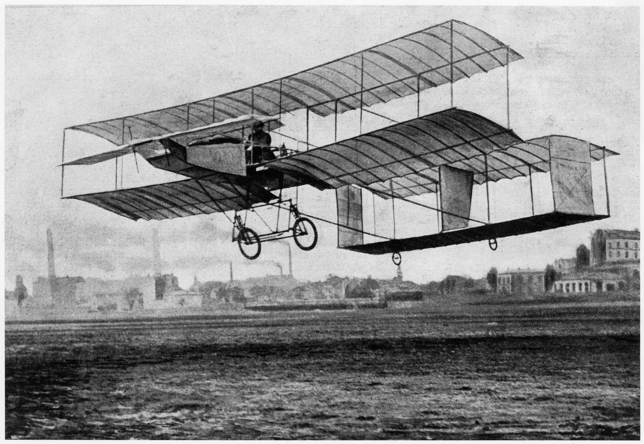 Henri Farman (1874-1958) in Issy-les-Moulineaux in seinem Flugzeug Voisin-Farman 1, 1907 von French Photographer