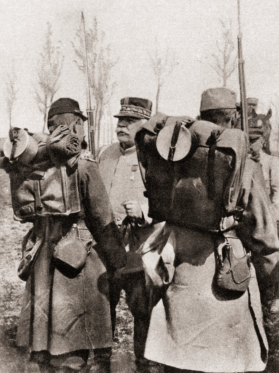 Marschall Joseph Jacques Césaire Joffre inspiziert seine Truppen, aus The Illustrated War News, 1915 von French Photographer