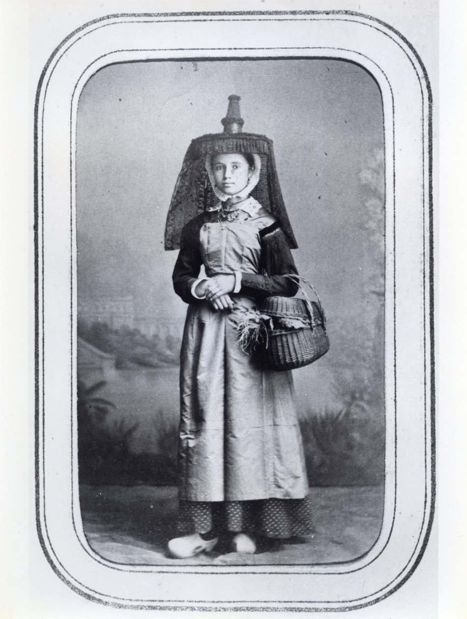 Fotovisitenkarte mit französischer Regionaltracht, ca. 1860-70 von French Photographer