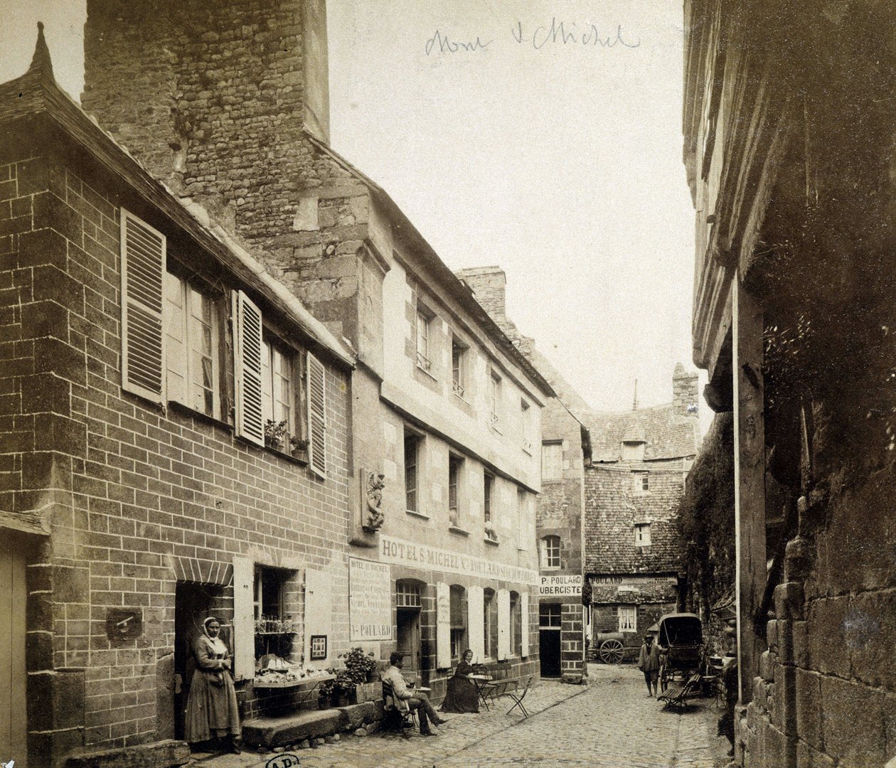Das Hotel und das Gasthaus Poulard am Eingang von Mont-Saint-Michel, Ende des 19. Jahrhunderts von French Photographer