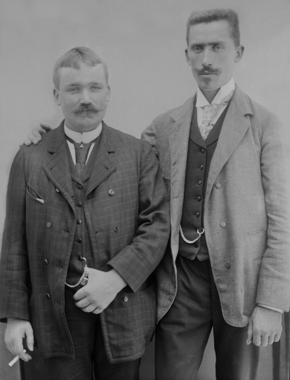 Zwei junge Männer, Region Bourmont in Haute-Marne, um 1880 von French Photographer