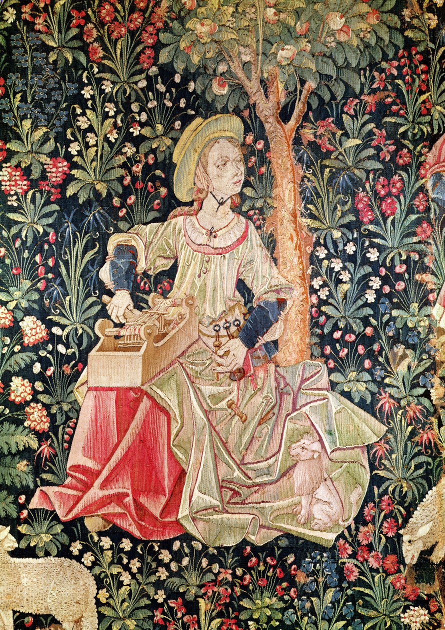 Eine Frau beim Spinnen, (Detail) aus Le Travail de la Laine, Teil von La Noble Pastorale, ca. 1500 von French School